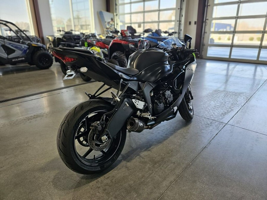 2024 Kawasaki Ninja® ZX™-6R Metallic Flat Spark Black/Ebony