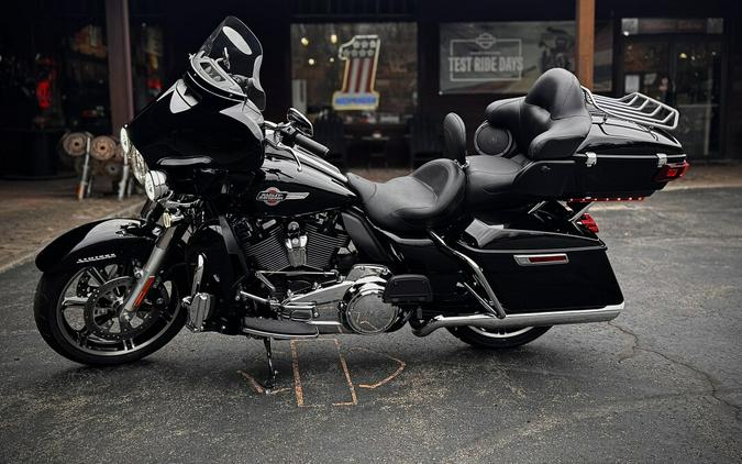 2023 Harley-Davidson® Ultra Limited Vivid Black