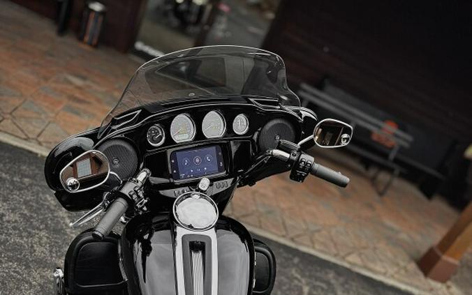 2023 Harley-Davidson® Ultra Limited Vivid Black