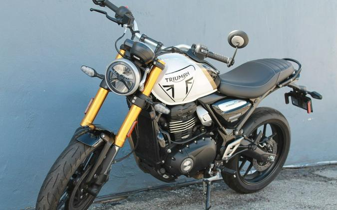 2026 Triumph Speed 400 Pearl Metallic White/Phantom Black