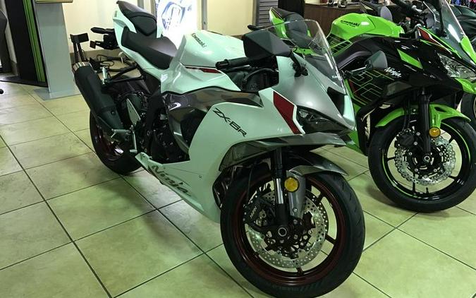 2024 Kawasaki Ninja® ZX™-6R ABS Pearl Robotic White/Metallic Graphite Gray