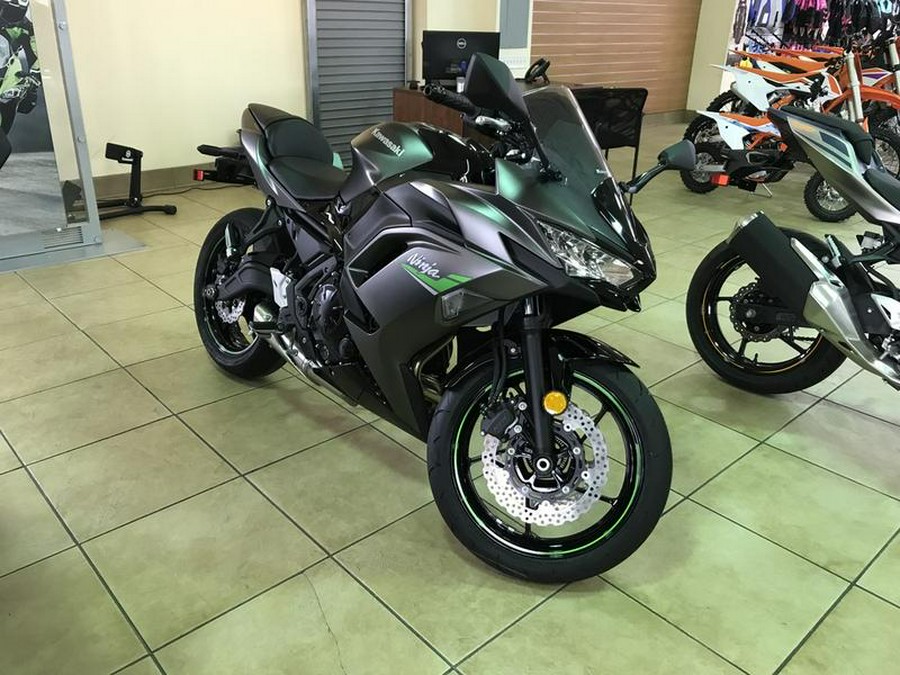 2024 Kawasaki Ninja® 650 Metallic Matte Graphenesteel Gray/Ebony