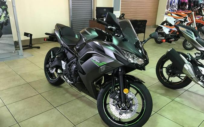 2024 Kawasaki Ninja® 650 Metallic Matte Graphenesteel Gray/Ebony