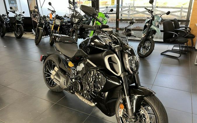 2023 Ducati Diavel V4 Thrilling Black