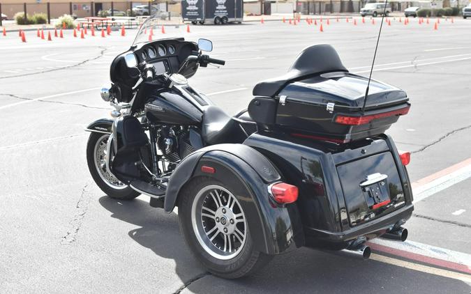 2016 TRI GLIDE ULTRA CLASSIC Black FLHTCUTG
