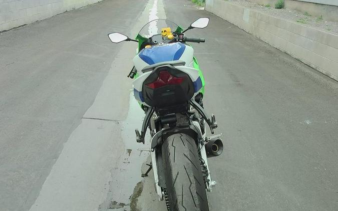 2024 Kawasaki Ninja® ZX™-6R ABS Pearl Robotic White/Metallic Graphite Gray