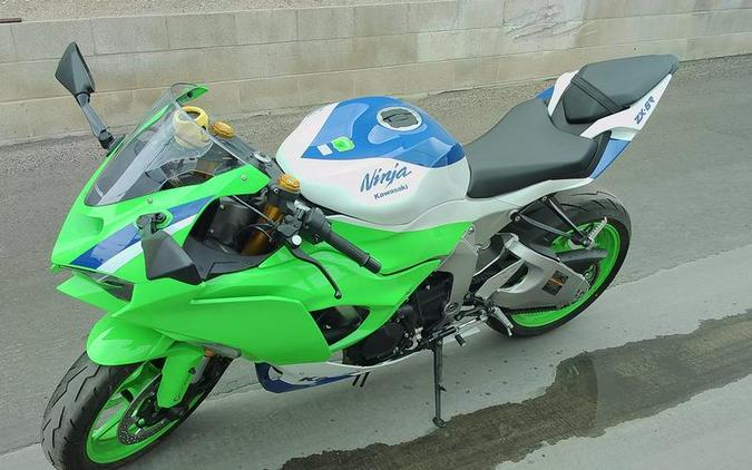 2024 Kawasaki Ninja® ZX™-6R ABS Pearl Robotic White/Metallic Graphite Gray