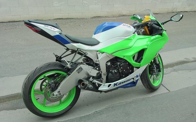 2024 Kawasaki Ninja® ZX™-6R ABS Pearl Robotic White/Metallic Graphite Gray