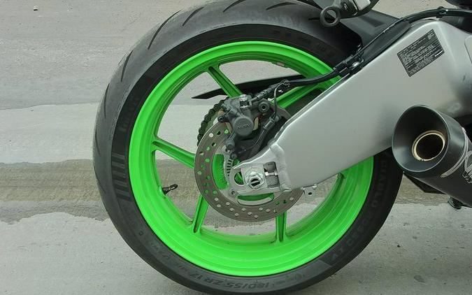 2024 Kawasaki Ninja® ZX™-6R ABS Pearl Robotic White/Metallic Graphite Gray