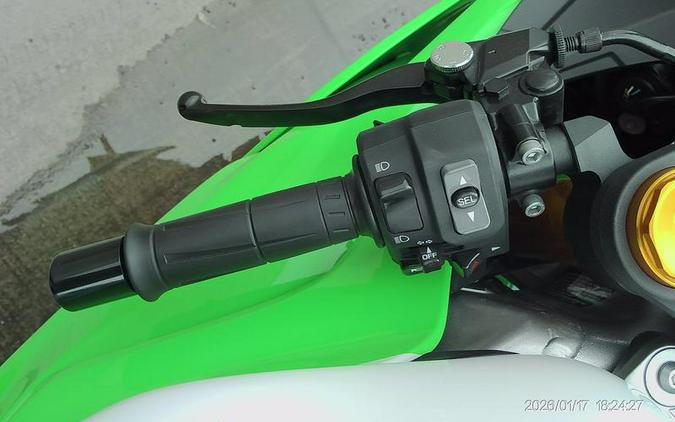 2024 Kawasaki Ninja® ZX™-6R ABS Pearl Robotic White/Metallic Graphite Gray