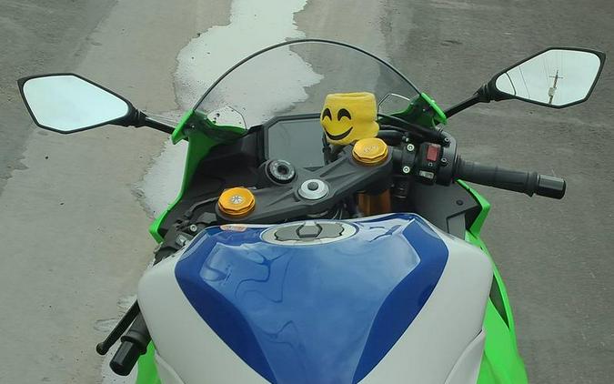 2024 Kawasaki Ninja® ZX™-6R ABS Pearl Robotic White/Metallic Graphite Gray