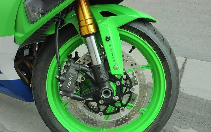 2024 Kawasaki Ninja® ZX™-6R ABS Pearl Robotic White/Metallic Graphite Gray