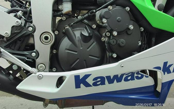 2024 Kawasaki Ninja® ZX™-6R ABS Pearl Robotic White/Metallic Graphite Gray