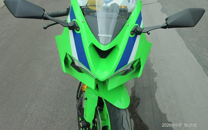 2024 Kawasaki Ninja® ZX™-6R ABS Pearl Robotic White/Metallic Graphite Gray