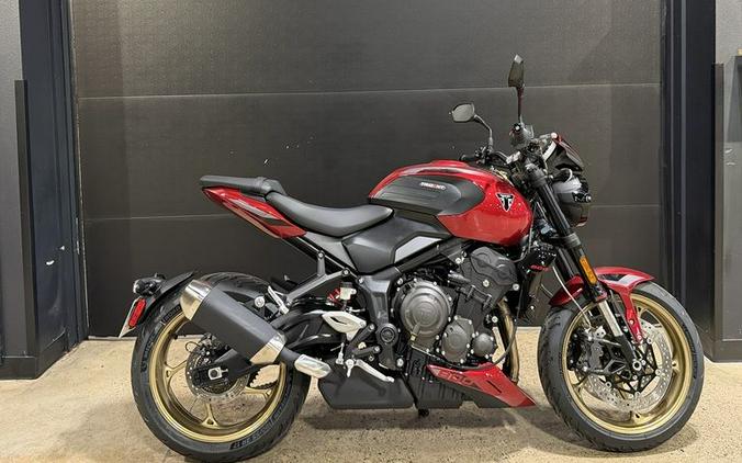 2026 Triumph Trident 800 Carnival red
