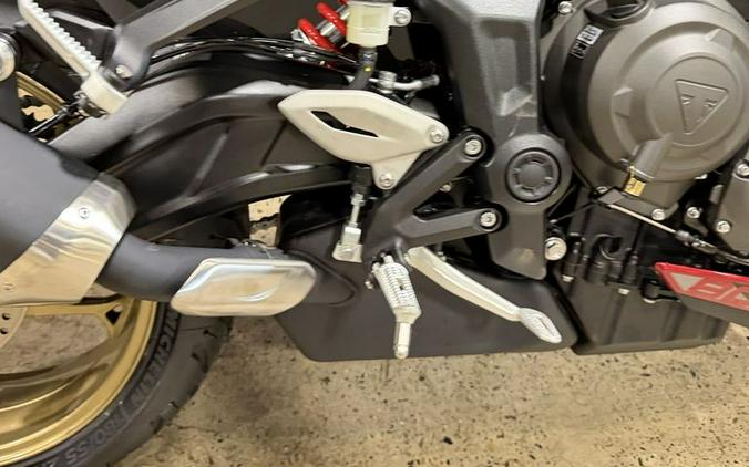2026 Triumph Trident 800 Carnival red