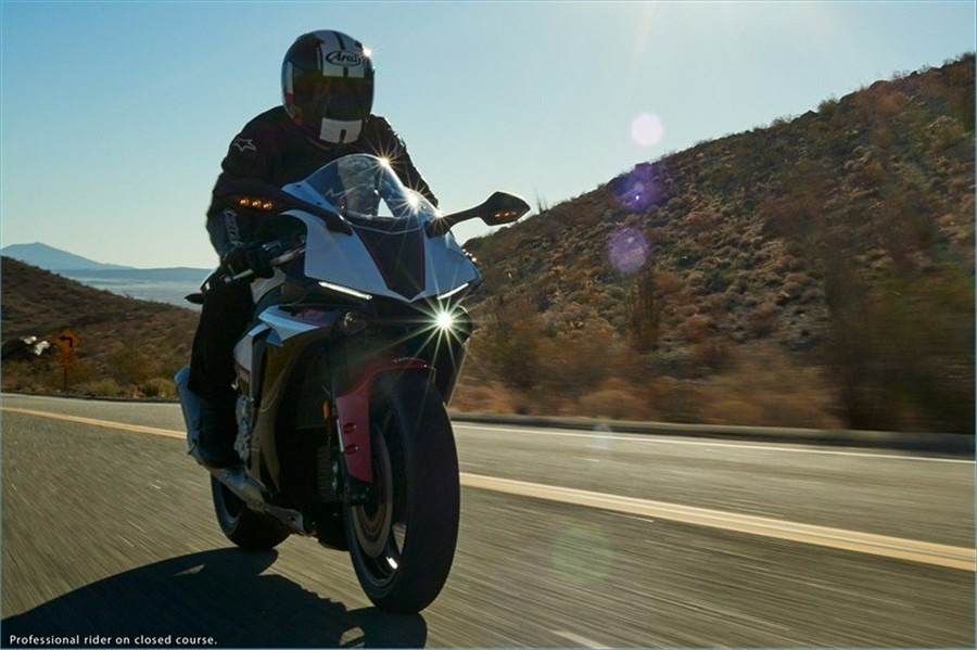 2016 Yamaha Motor Corp., USA YZF-R1S