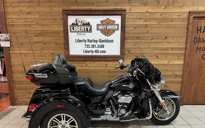 2022 Harley-Davidson® Tri Glide® Ultra Vivid Black FLHTCUTG
