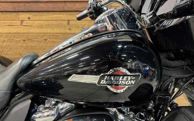 2022 Harley-Davidson® Tri Glide® Ultra Vivid Black FLHTCUTG
