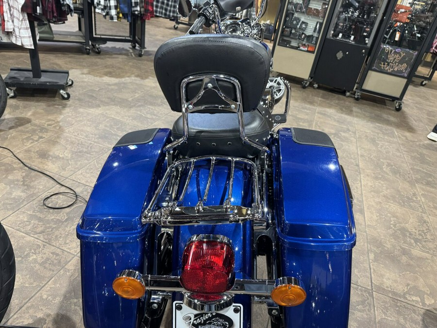 2017 Harley-Davidson® Road King® SUP BLU/BLT SLV W/PINSTRIPE