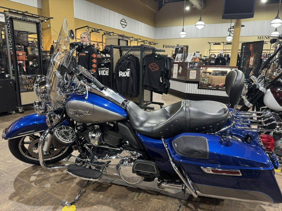 2017 Harley-Davidson® Road King® SUP BLU/BLT SLV W/PINSTRIPE