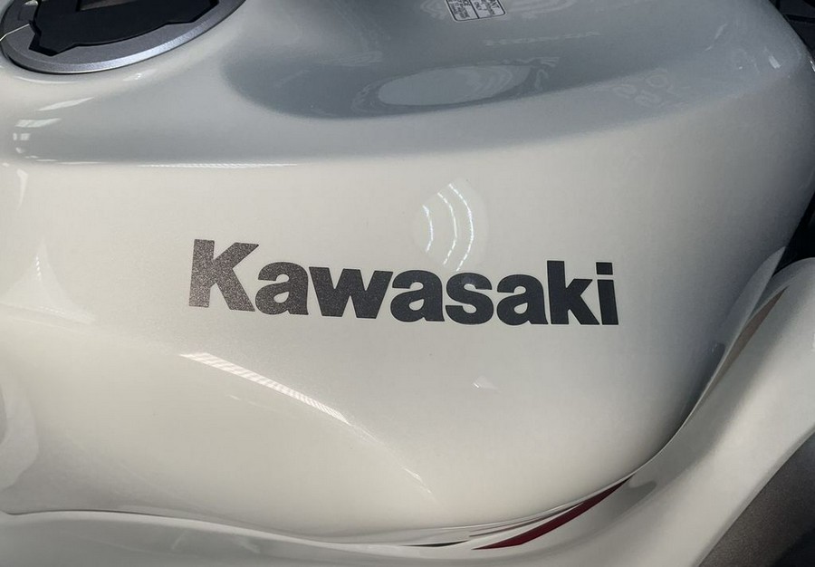 2024 Kawasaki Ninja® ZX™-6R Pearl Robotic White/Metallic Graphite Gray