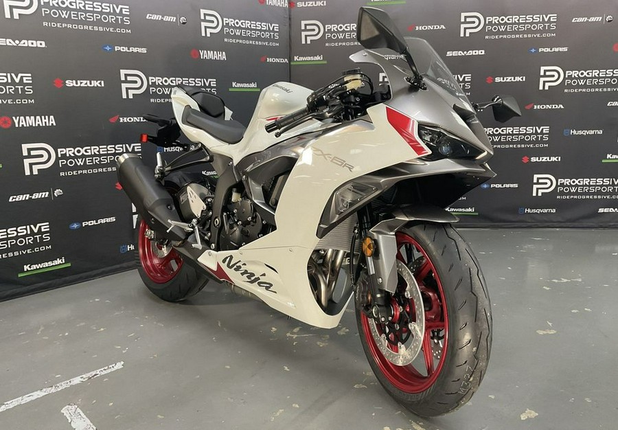 2024 Kawasaki Ninja® ZX™-6R Pearl Robotic White/Metallic Graphite Gray