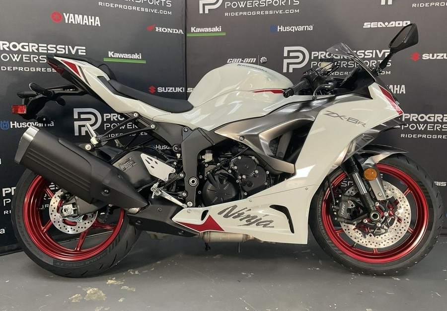 2024 Kawasaki Ninja® ZX™-6R Pearl Robotic White/Metallic Graphite Gray