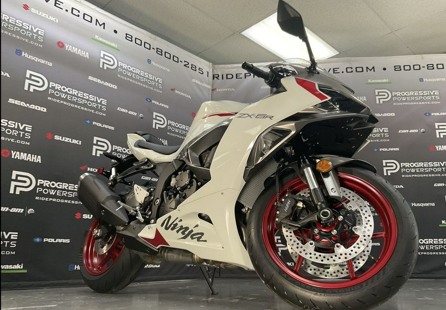 2024 Kawasaki Ninja® ZX™-6R Pearl Robotic White/Metallic Graphite Gray