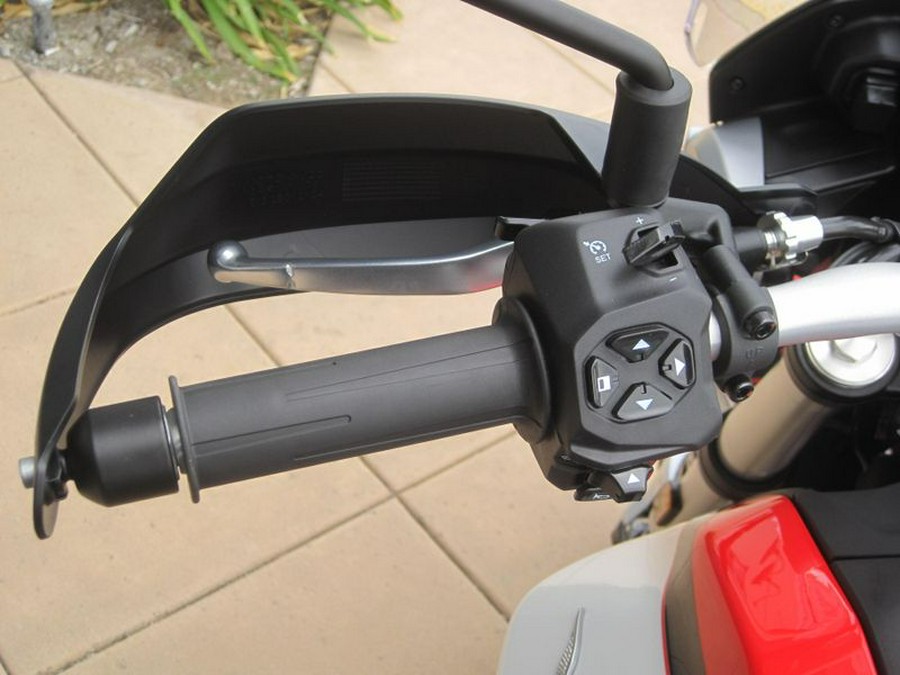 2025 Moto Guzzi V85 TT Travel