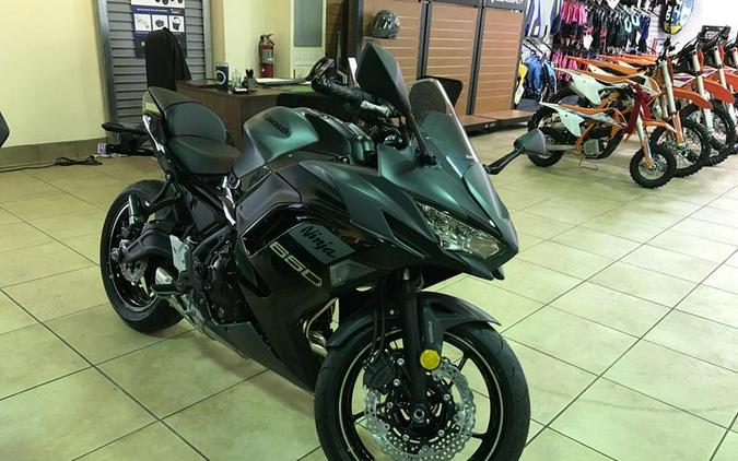 2024 Kawasaki Ninja® 650 ABS Metallic Matte Dark Gray/Metallic Spark Black