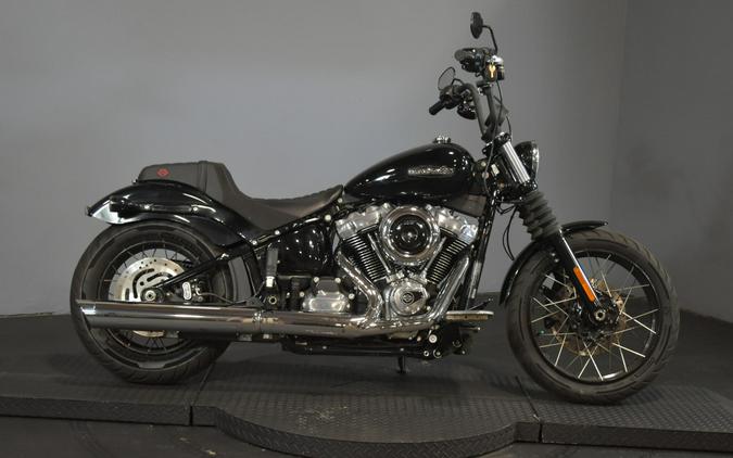 2025 Harley-Davidson Street Bob Vivid Black w/Laced Wheels