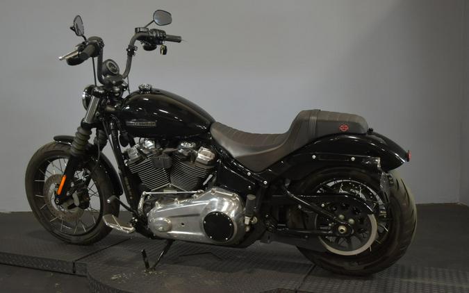 2025 Harley-Davidson Street Bob Vivid Black w/Laced Wheels