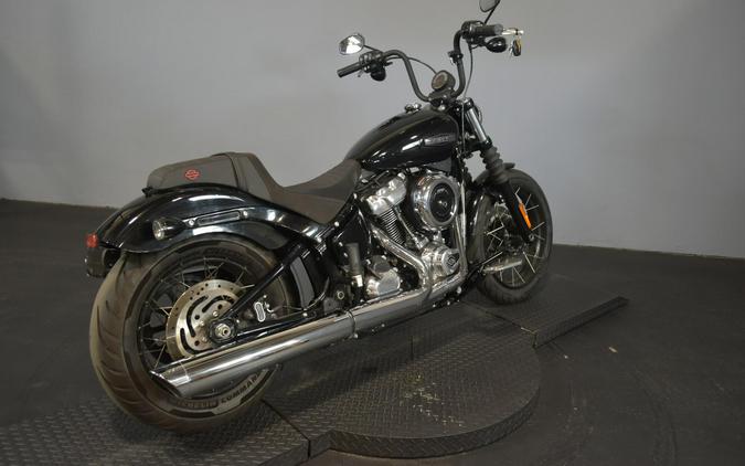 2025 Harley-Davidson Street Bob Vivid Black w/Laced Wheels