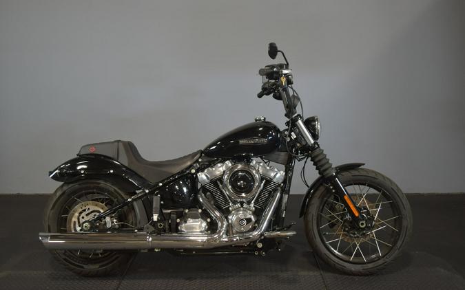 2025 Harley-Davidson Street Bob Vivid Black w/Laced Wheels