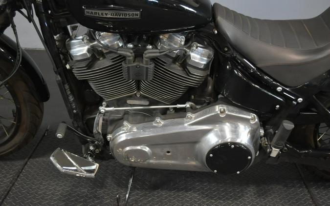 2025 Harley-Davidson Street Bob Vivid Black w/Laced Wheels