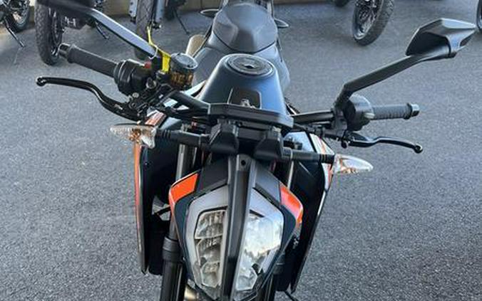 2022 KTM 890 Duke R