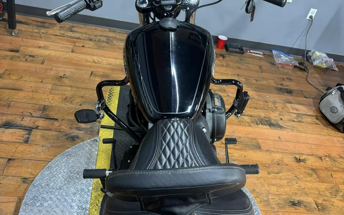 2018 Harley-Davidson® Street Bob® BLACK W/PINSTRIPE