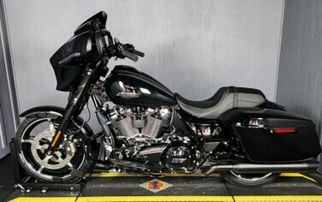 2026 Harley-Davidson® Street Glide® FLHX VIVID BLACK