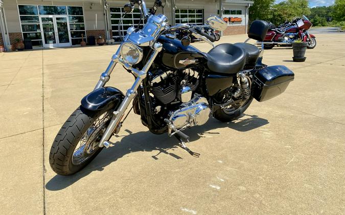 2017 Harley-Davidson® 1200 Custom Vivid Black
