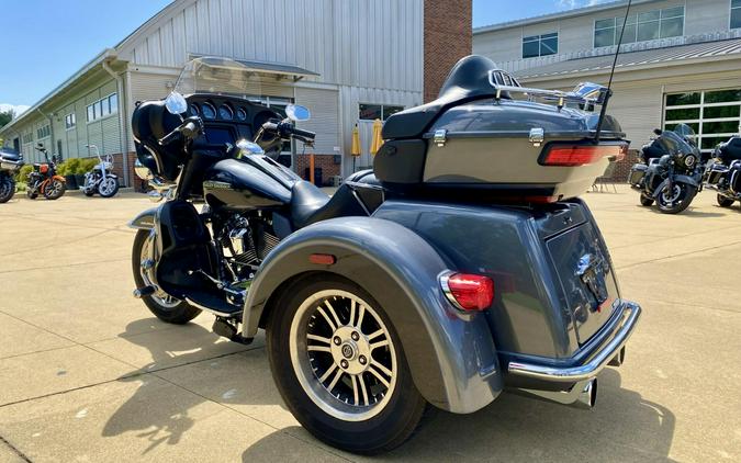 2021 Harley-Davidson® Tri Glide® Ultra Gauntlet Gray Metallic/Vivid Black