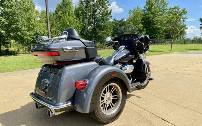 2021 Harley-Davidson® Tri Glide® Ultra Gauntlet Gray Metallic/Vivid Black