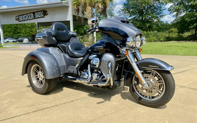 2021 Harley-Davidson® Tri Glide® Ultra Gauntlet Gray Metallic/Vivid Black