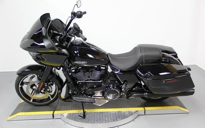 2025 Harley-Davidson® Road Glide® Vivid Black - Black Finish