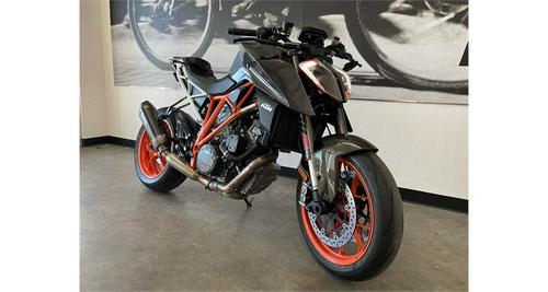 Comparison Ride Review: 2017 Aprilia Tuono V4 1100 vs. 2017 KTM Super Duke 1290 R