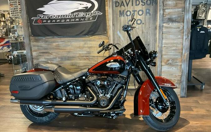 Harley-Davidson® Heritage Classic 2024 FLHCS S21-24 Red Rock / Vivid Black - Black Finish