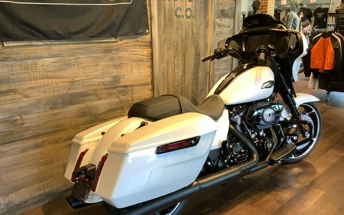 Harley-Davidson Street Glide® 2024 FLHX T16-24 White Onyx Pearl - Black Finish