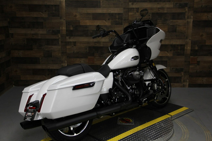 2024 Harley-Davidson Road Glide™ White Onyx Pearl - Black Finish