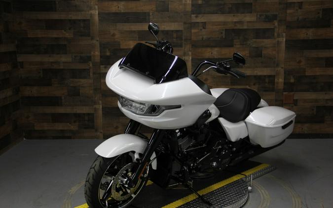 2024 Harley-Davidson Road Glide™ White Onyx Pearl - Black Finish