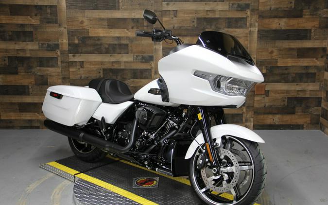 2024 Harley-Davidson Road Glide™ White Onyx Pearl - Black Finish